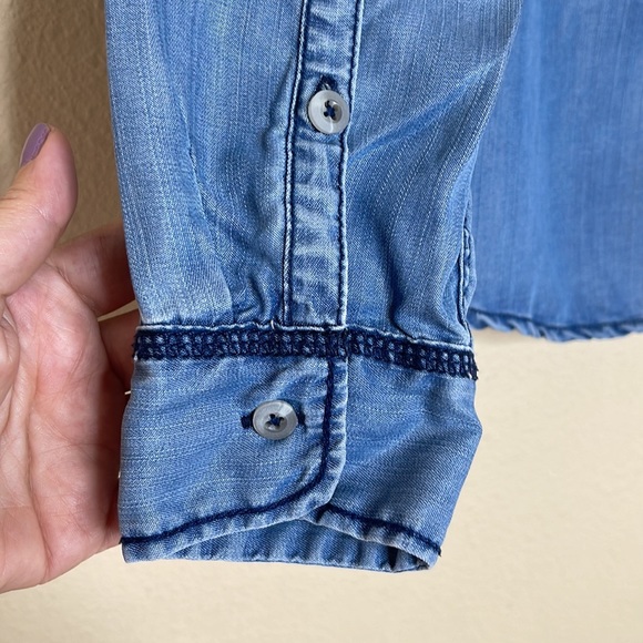 HOLDING HORSES ANTHRO Embroidered Button Down Blue Chambray Shirt Sz Medium - Picture 7 of 9